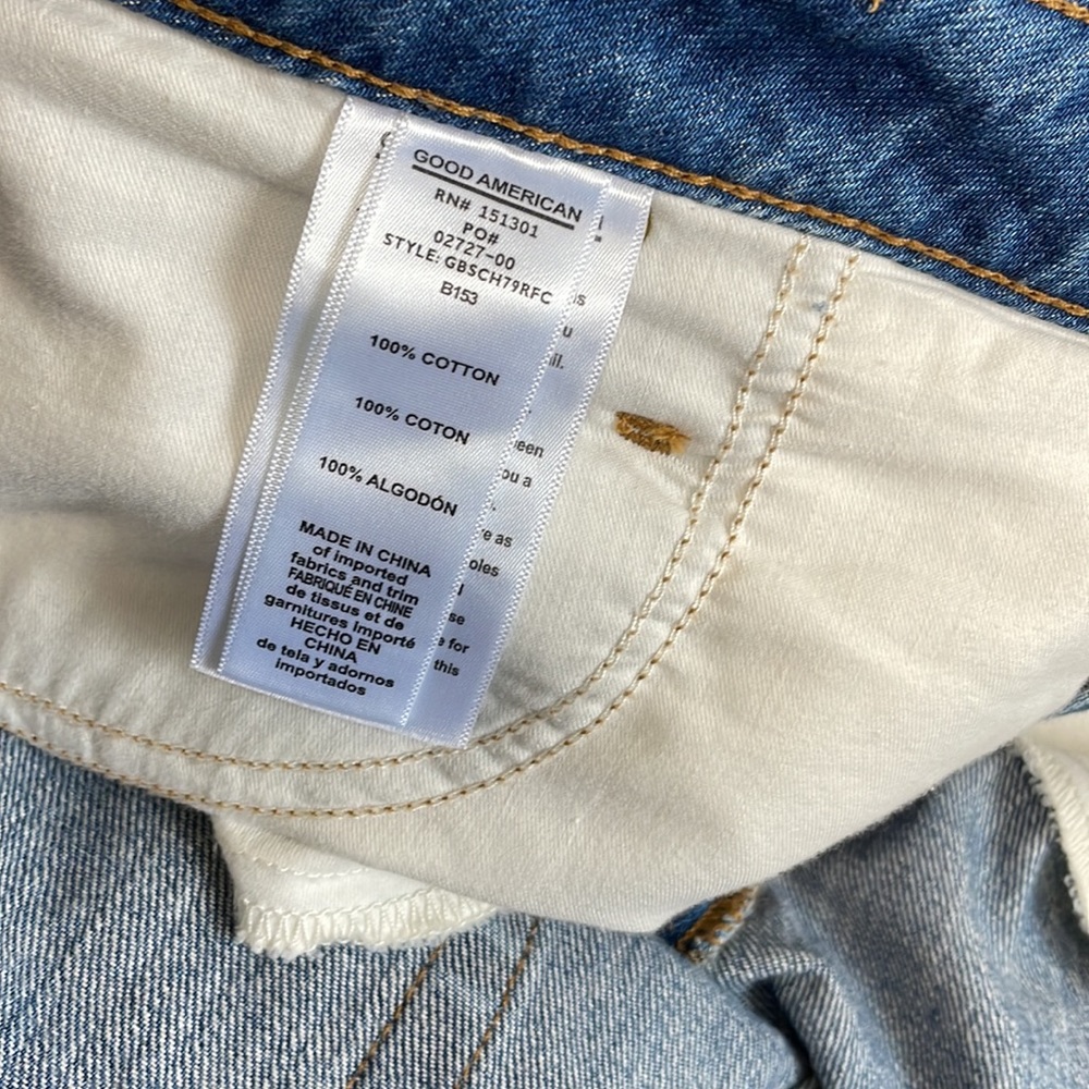 Good American Buttonfly Bombshell Ripped Jean Sho… - image 8